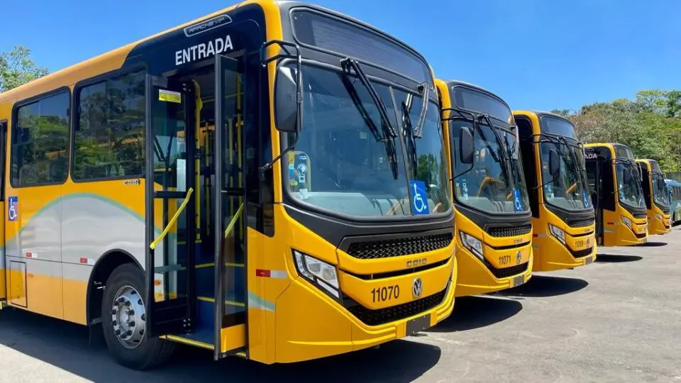Novos ônibus, climatizados, ajudam a melhorar a qualidade no transporte público da cidade.
