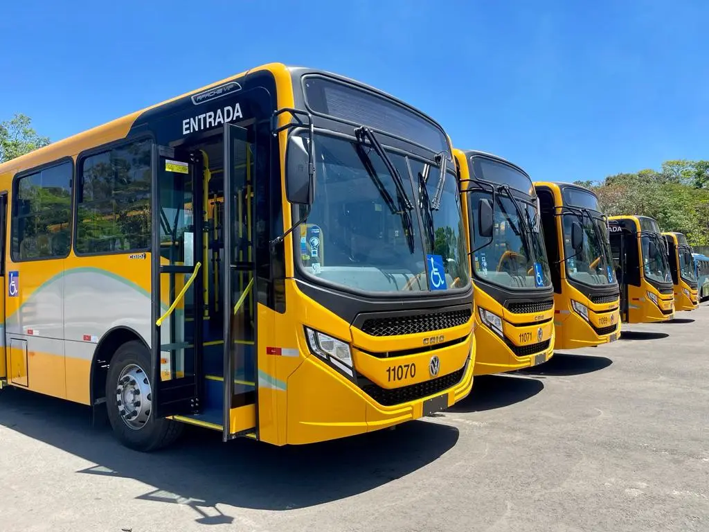Novos ônibus, climatizados, ajudam a melhorar a qualidade no transporte público da cidade.