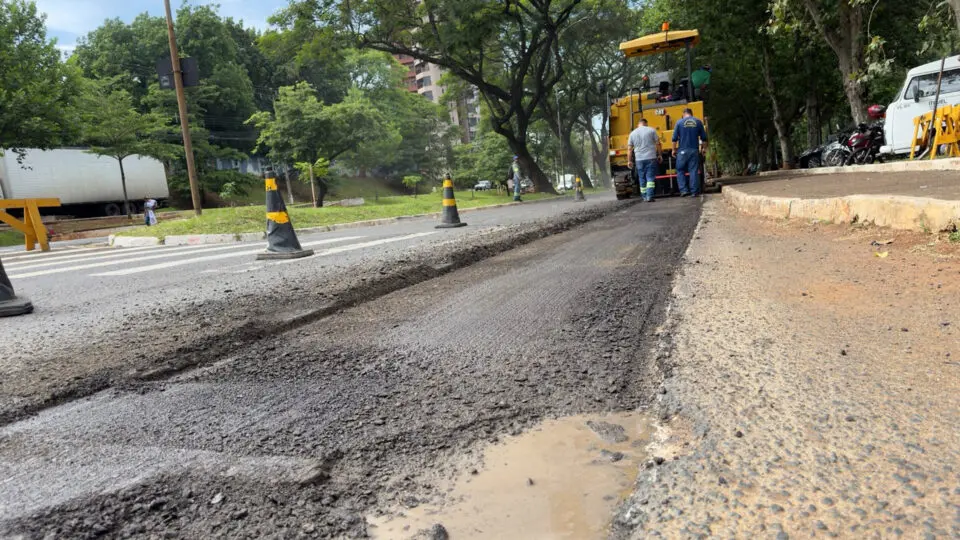 Nova pavimentação em vias importantes da cidade contribui na melhoria da infraestrutura e mobilidade.