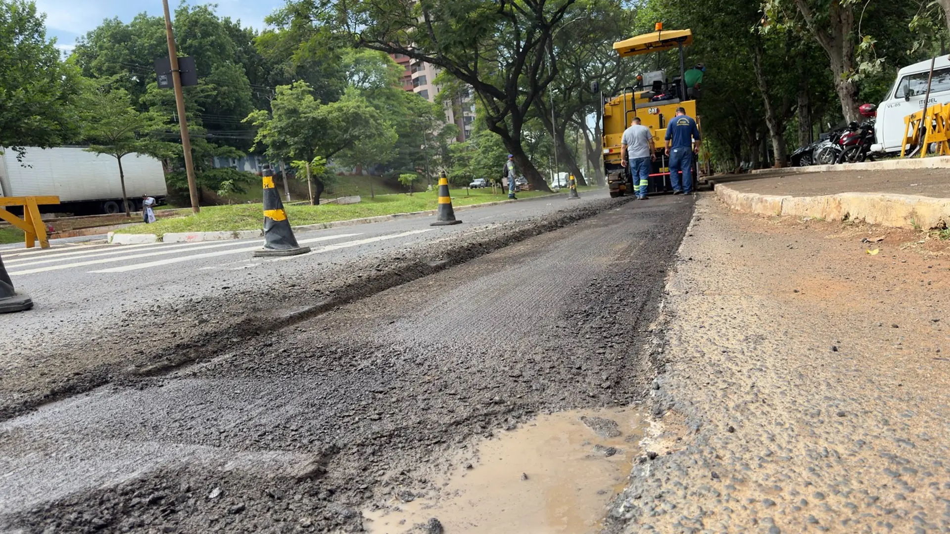 Nova pavimentação em vias importantes da cidade contribui na melhoria da infraestrutura e mobilidade.