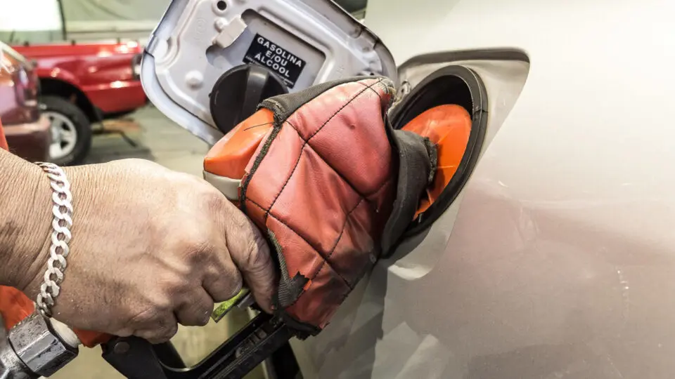Preço do petróleo despencou. Quando a gasolina vai ficar mais barata para o brasileiro?