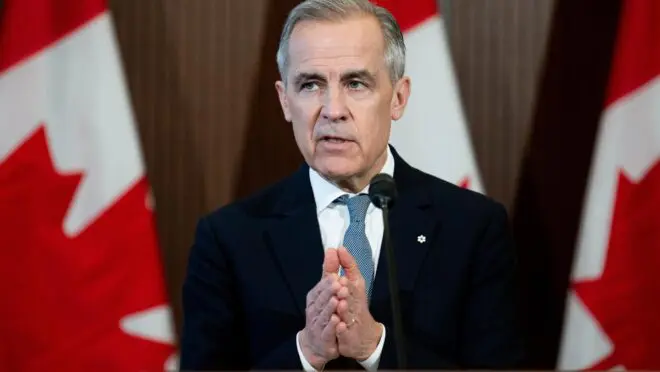 Primeiro-ministro canadense Mark Carney falando em um evento, com o fundo desfocado, abordando a questão das restrições de IA dos EUA.