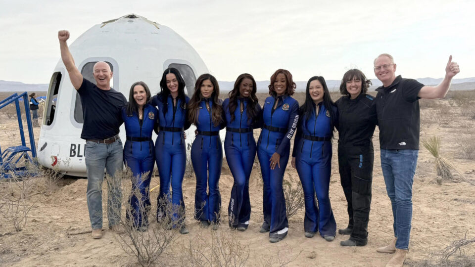 A cantora Katy Perry (terceira da esquerda para a direita) integrou a primeira das 11 missões tripuladas que o foguete New Shepard completou na qual todos os ocupantes são mulheres