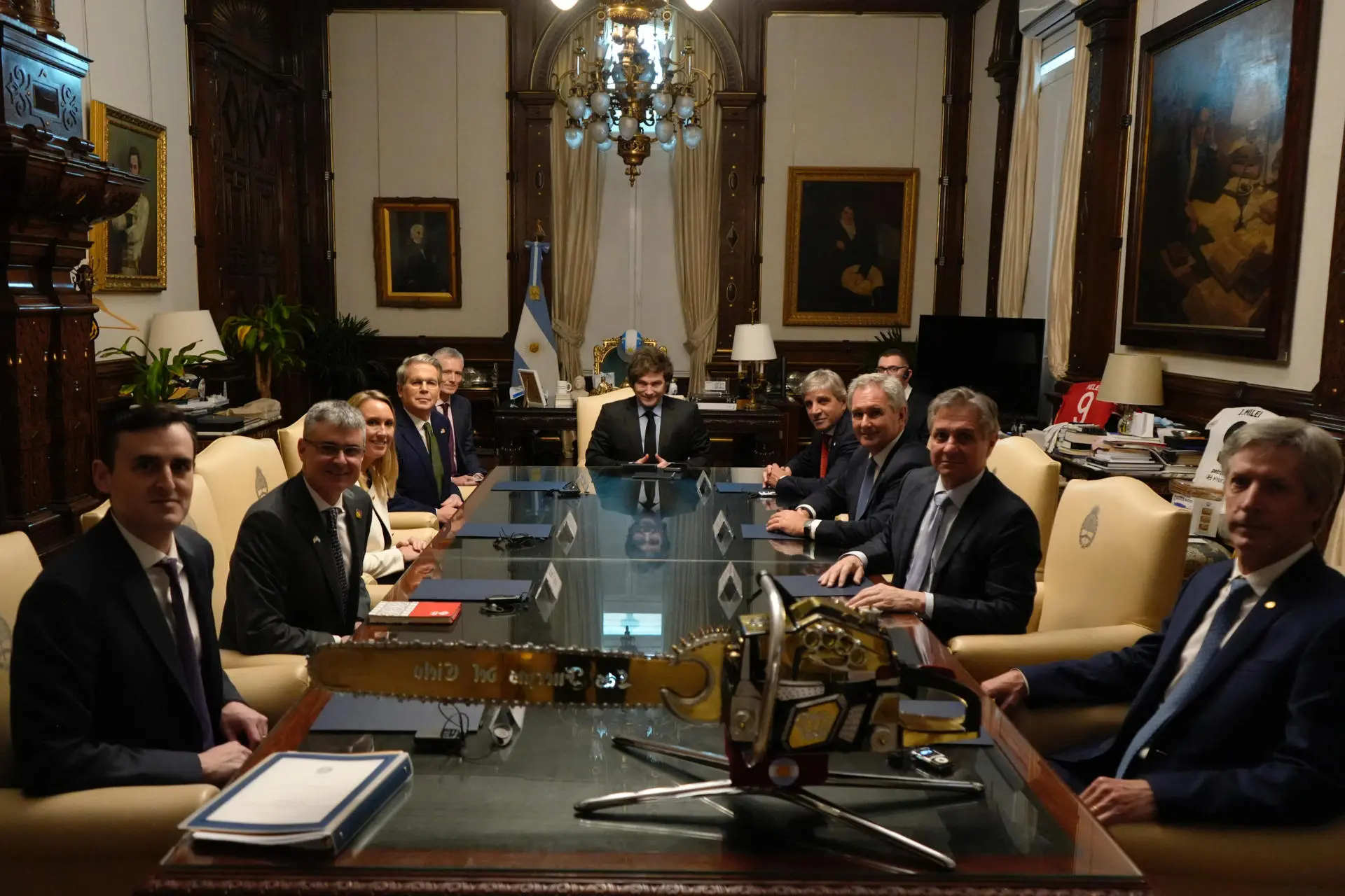 Em encontro na Argentina, secretário de Trump reafirma apoio total dos EUA às reformas de Milei