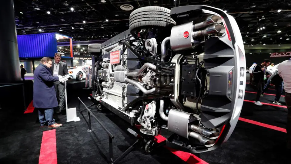 A parte inferior de Ford Mustang GT Premium conversível durante o Salão do Automóvel de Detroit 2019, em Detroit, Michigan, Estados Unidos, 15 de janeiro de 2019: a ascensão dos Estados Unidos à condição de potência industrial não se deveu às tarifas, mas ao dinamismo de seus empreendedores, à inovação, à riqueza de recursos e ao uso eficiente de capital e trabalho.
