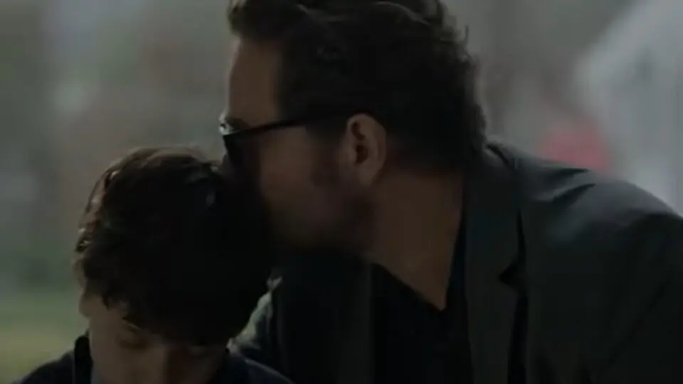Gallo (Michel Brown) tem sua vida virada do avesso ao saber que Benito (Martino Leonardi) não é seu filho biológico. O drama pode ser assistido na Netflix.
