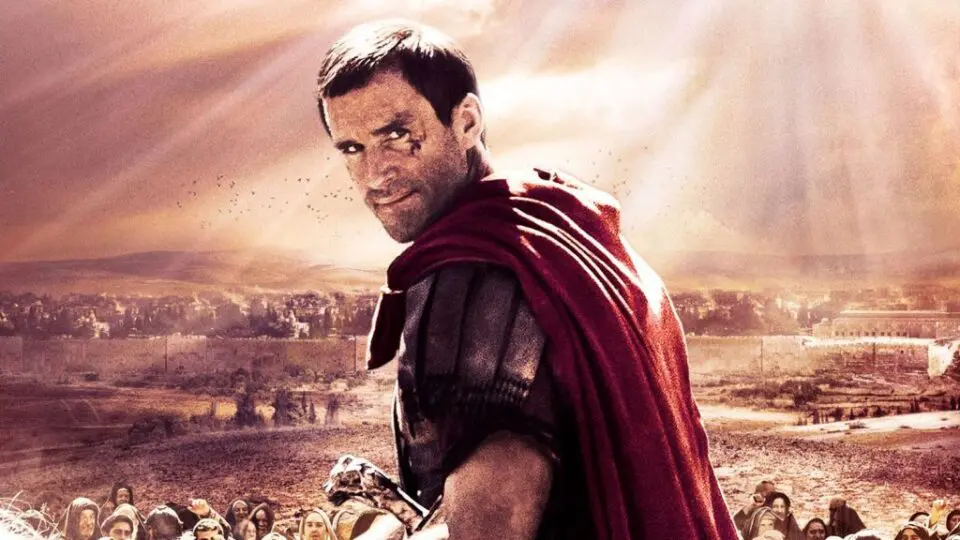 Clavius (Joseph Fiennes), cético romano, busca ressurreição