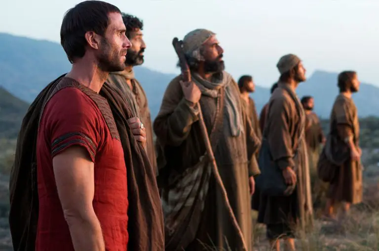 Em Ressurreição, Clavius (Joseph Fiennes) enfrenta mistério da cruz.