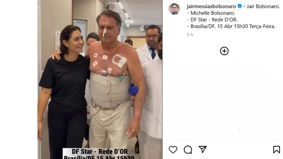 Bolsonaro caminha pelo hospital com ajuda de Michelle
