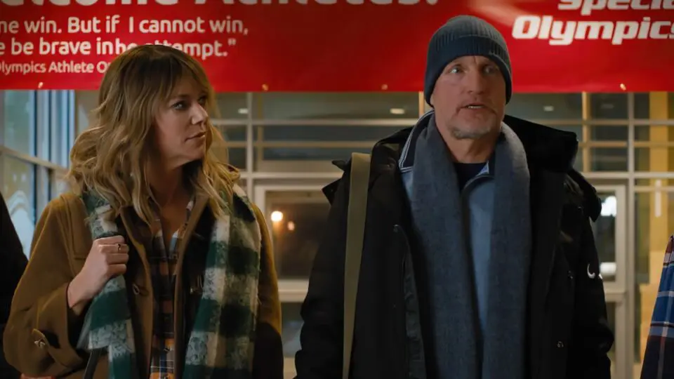 Kaitlin Olson e Woody Harrelson atuando em "Campeões", da Netflix