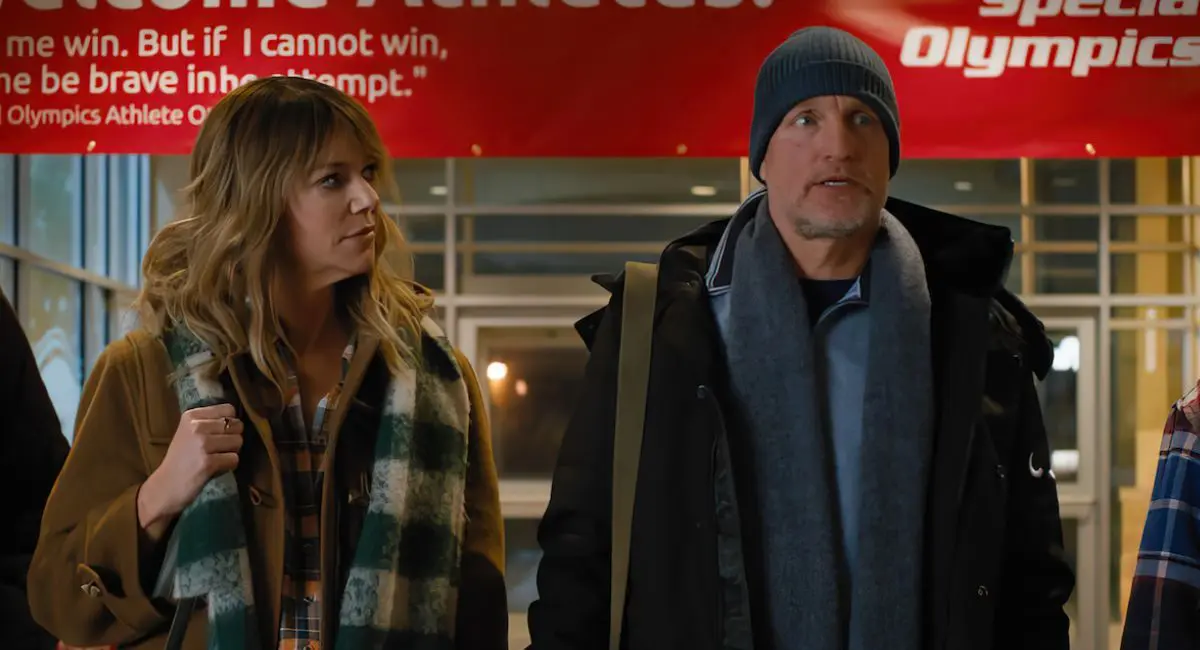 Kaitlin Olson e Woody Harrelson atuando em "Campeões", da Netflix