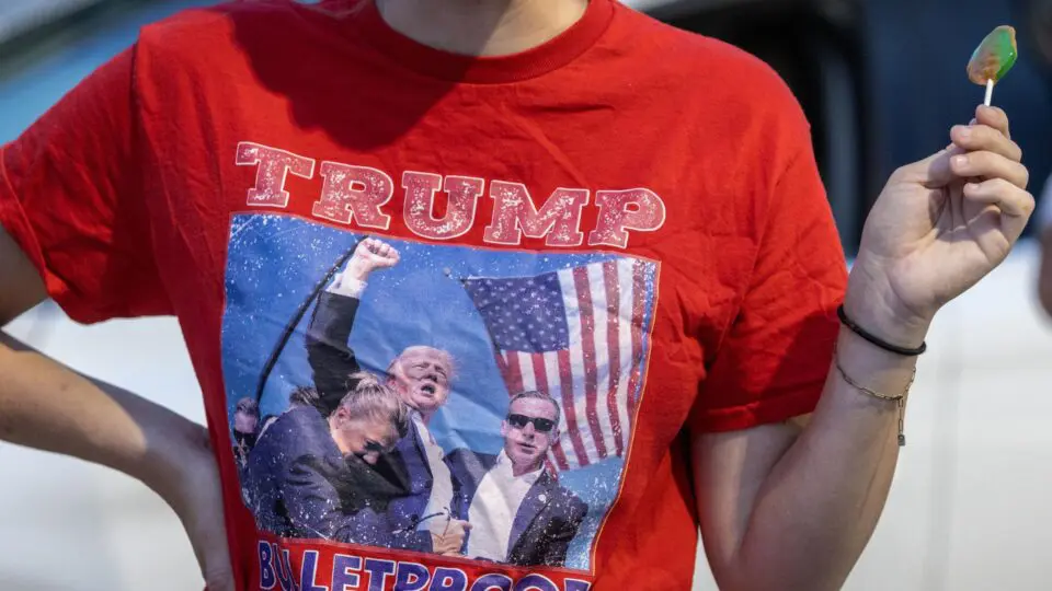 Um apoiador do presidente dos EUA, Donald Trump, posa perto da residência do mandatário em Mar-a-Lago, em West Palm Beach, Flórida, EUA, em 15 de setembro de 2024: violência política em alta entre os progressistas