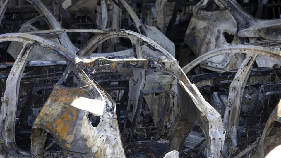 Veículos incendiados em uma concessionária Tesla vandalizada, onde 17 carros estacionados foram destruídos por um incêndio, nos arredores de Roma, Itália, em 31 de março de 2025
