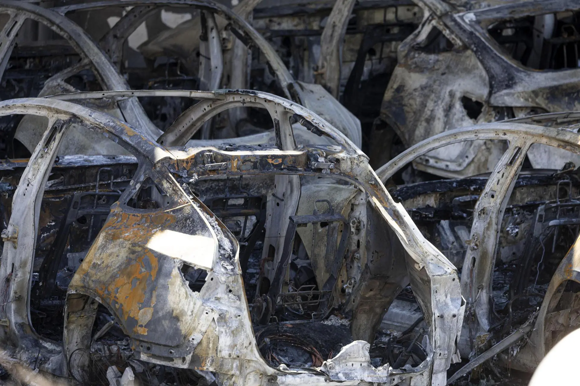 Veículos incendiados em uma concessionária Tesla vandalizada, onde 17 carros estacionados foram destruídos por um incêndio, nos arredores de Roma, Itália, em 31 de março de 2025