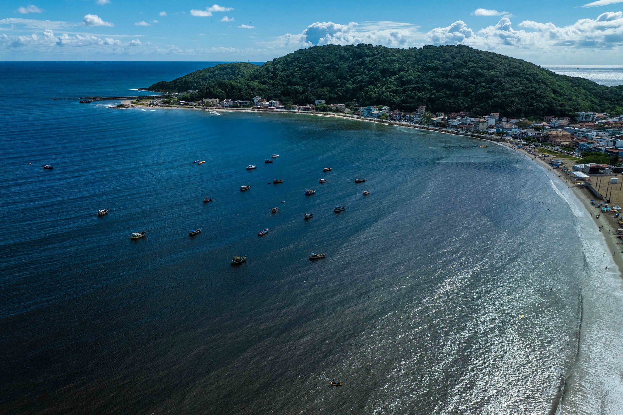 Ligação entre Joinville e São Francisco é feita por balsas e barcos.