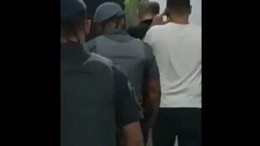 Eduardo Tagliaferro (de preto) sendo conduzido para uma delegacia da Polícia Civil em São Paulo