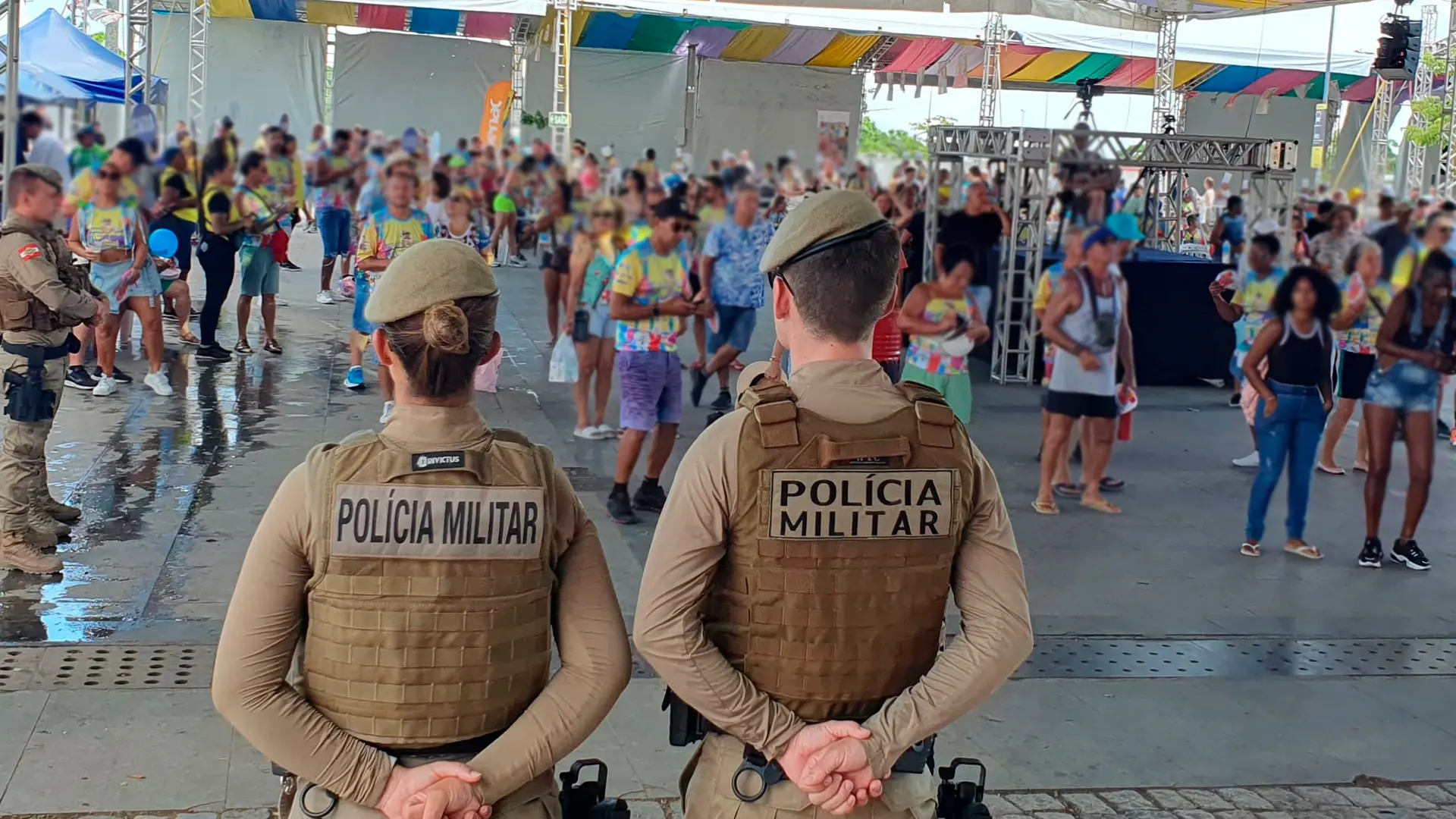 Sistema de reconhecimento facial durante o Carnaval catarinense possibilitou a identificação de 13 pessoas com mandado de prisão ativo e 15 com registro de desaparecimento feito por familiares.