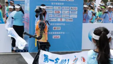 Robô cruza a linha de chegada na meia maratona de Yizhuang: vitrine da ambição chinesa de dominar a automação mundial.