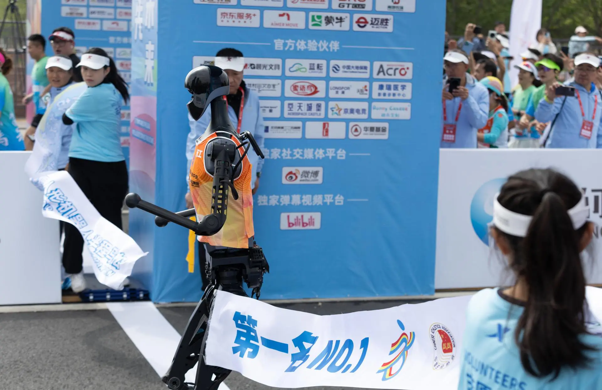 Robô cruza a linha de chegada na meia maratona de Yizhuang: vitrine da ambição chinesa de dominar a automação mundial.