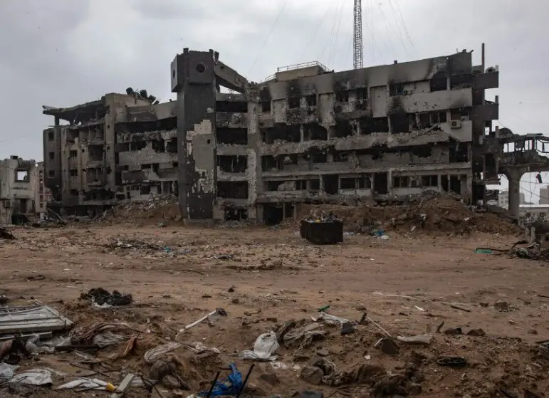 Plano egípcio propõe a reconstrução de Gaza em um tempo recorde de seis meses, a um custo estimado de US$ 6 bilhões.