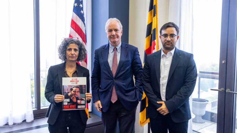 Viki Cohen no encontro com o senador americano Chris Van Hollen (ao centro) pela libertação de seu filho Nimrod Cohen