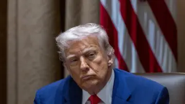 O presidente dos EUA, Donald J. Trump, ouve comentários durante uma reunião na Sala do Gabinete da Casa Branca, em Washington, DC, EUA, em 10 de abril de 2025.
