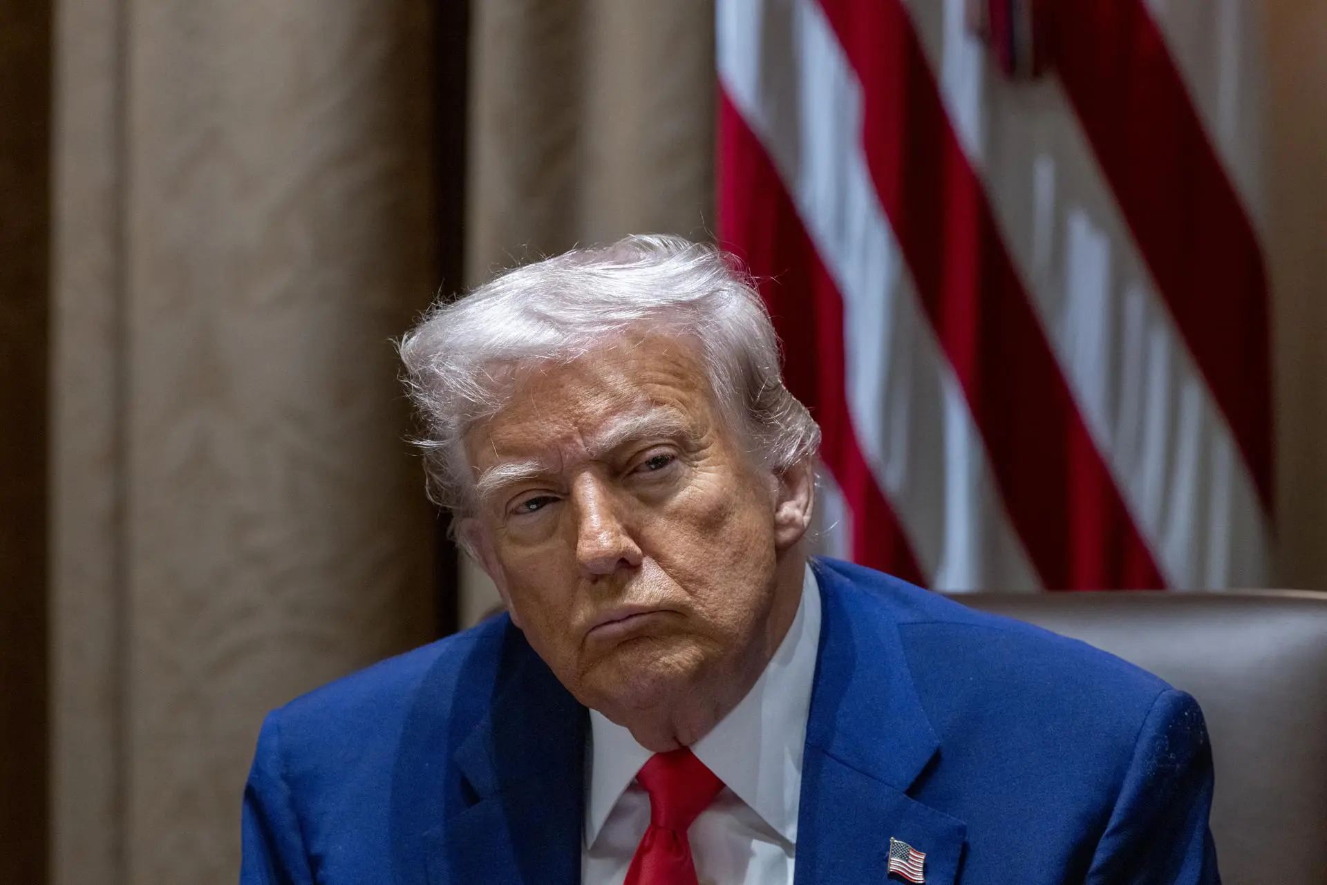 O presidente dos EUA, Donald J. Trump, ouve comentários durante uma reunião na Sala do Gabinete da Casa Branca, em Washington, DC, EUA, em 10 de abril de 2025.