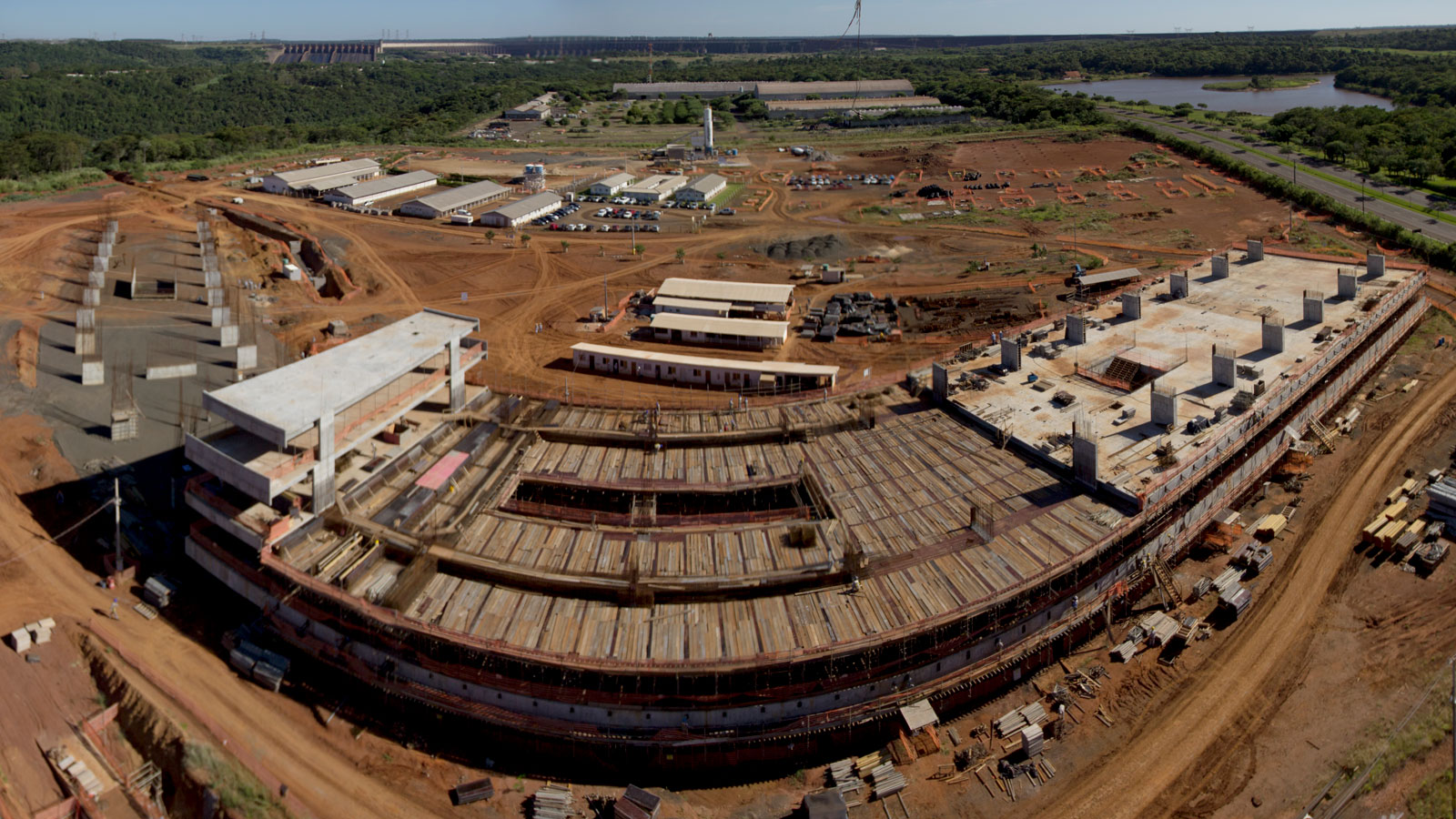 Obras do novo campus da Universidade Federal da Integração Latino-Americana (Unila), em Foz do Iguaçu (PR), estão paralisadas desde 2015.