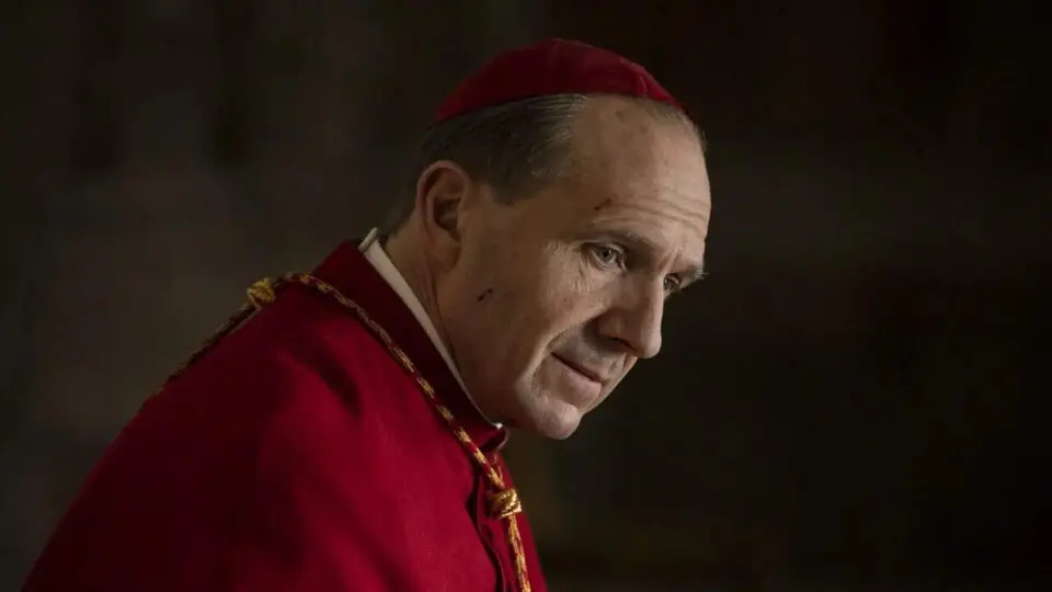 Ralph Fiennes faz o cardeal Thomas Lawrence no filme que ganhou o Oscar de Melhor Roteiro Adaptado