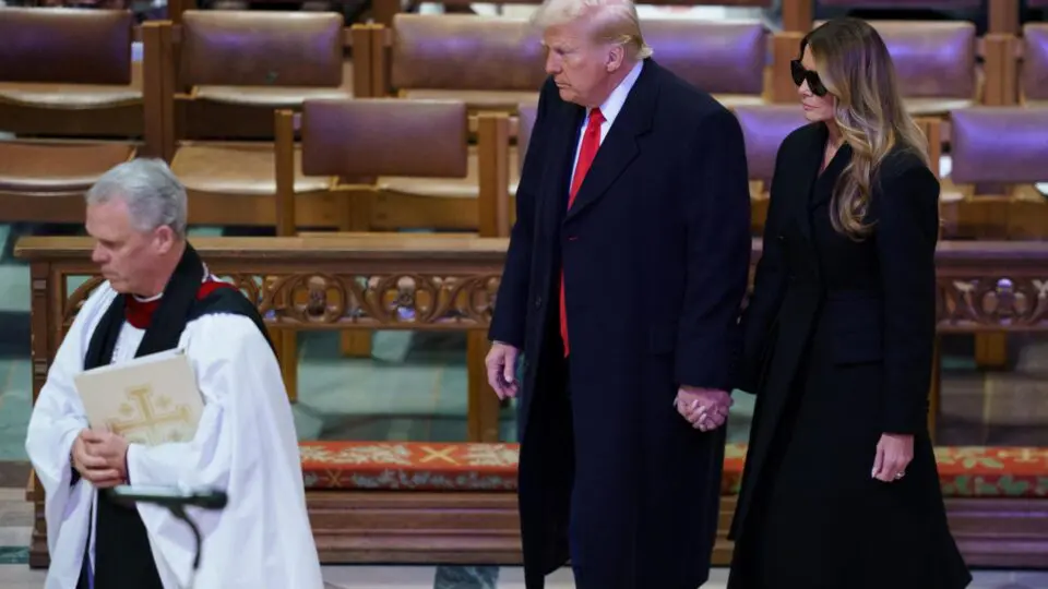 Donald e Melania Trump chegam para uma missa na Washington National Cathedral