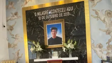 Altar de primeiro santo da era digital no Brasil