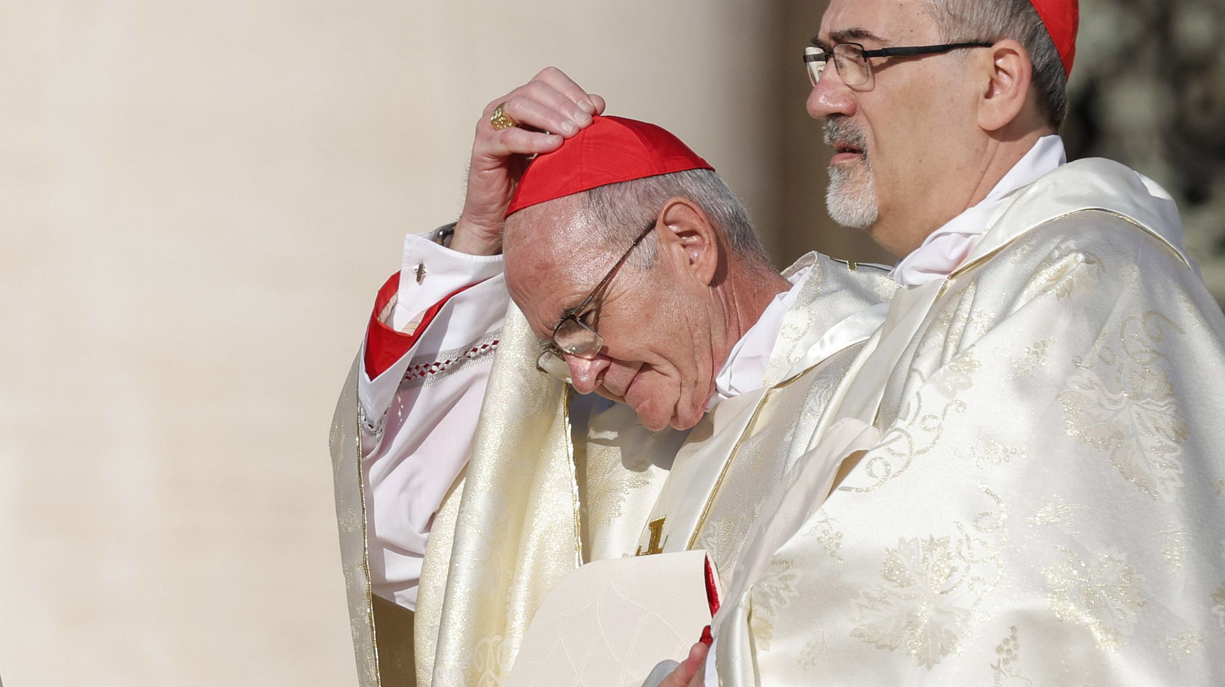 O cardeal sul-africano Stephen Brislin (à esquerda), durante missa no Vaticano em 2023.