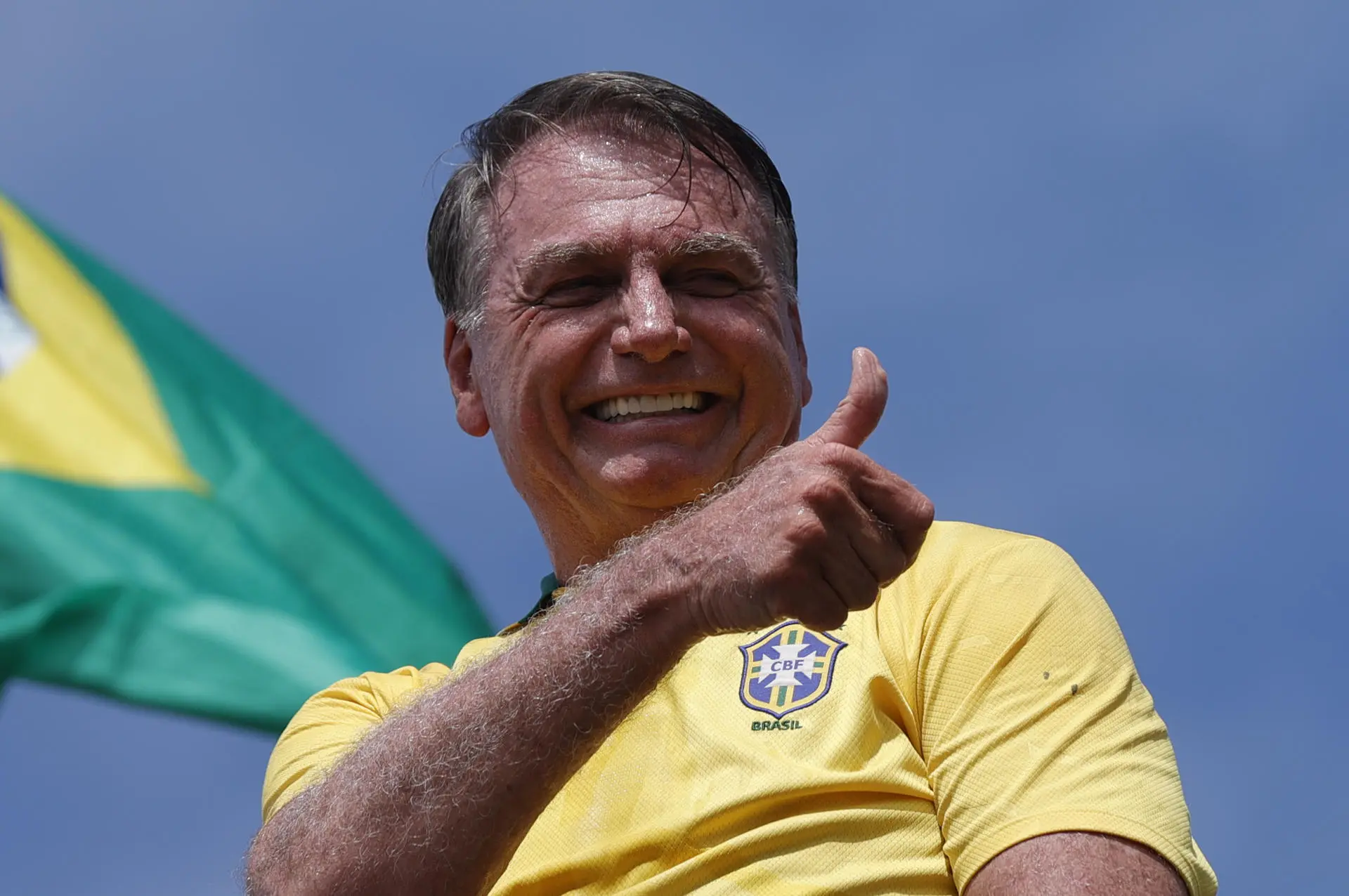 Bolsonaro participa de live com os filhos e diz que deve ter alta na próxima segunda