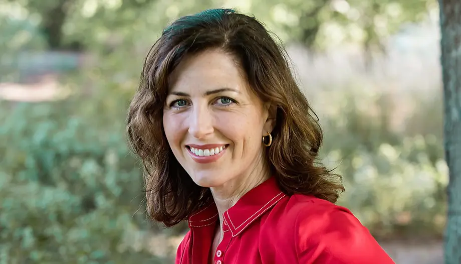 Colleen Carroll Campbell está de vermelho. Sua história é contada em comemoração ao Dia das Mães.