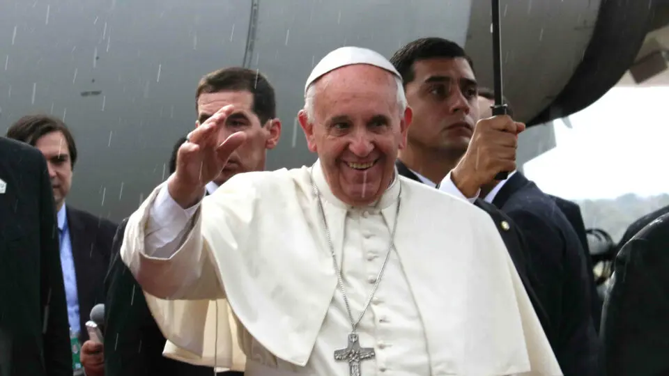 Foto de arquivo tirada em 10 de julho de 2015 do Papa Francisco cumprimentando as pessoas em sua chegada ao Aeroporto Silvio Pettirossi, em Assunção, Paraguai.