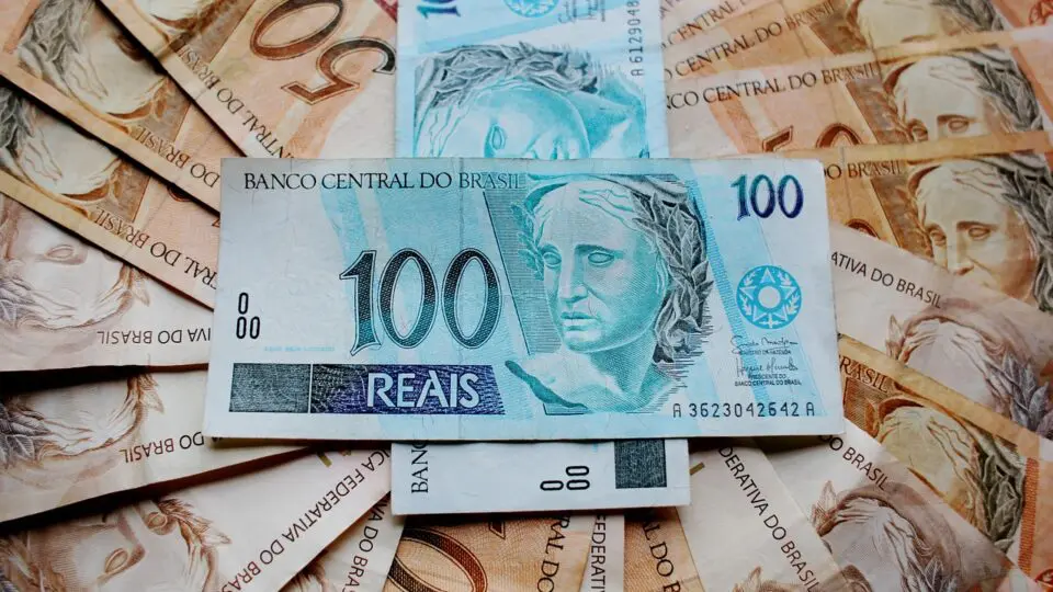 Notas de cinquenta reais e cem reais formando um círculo.