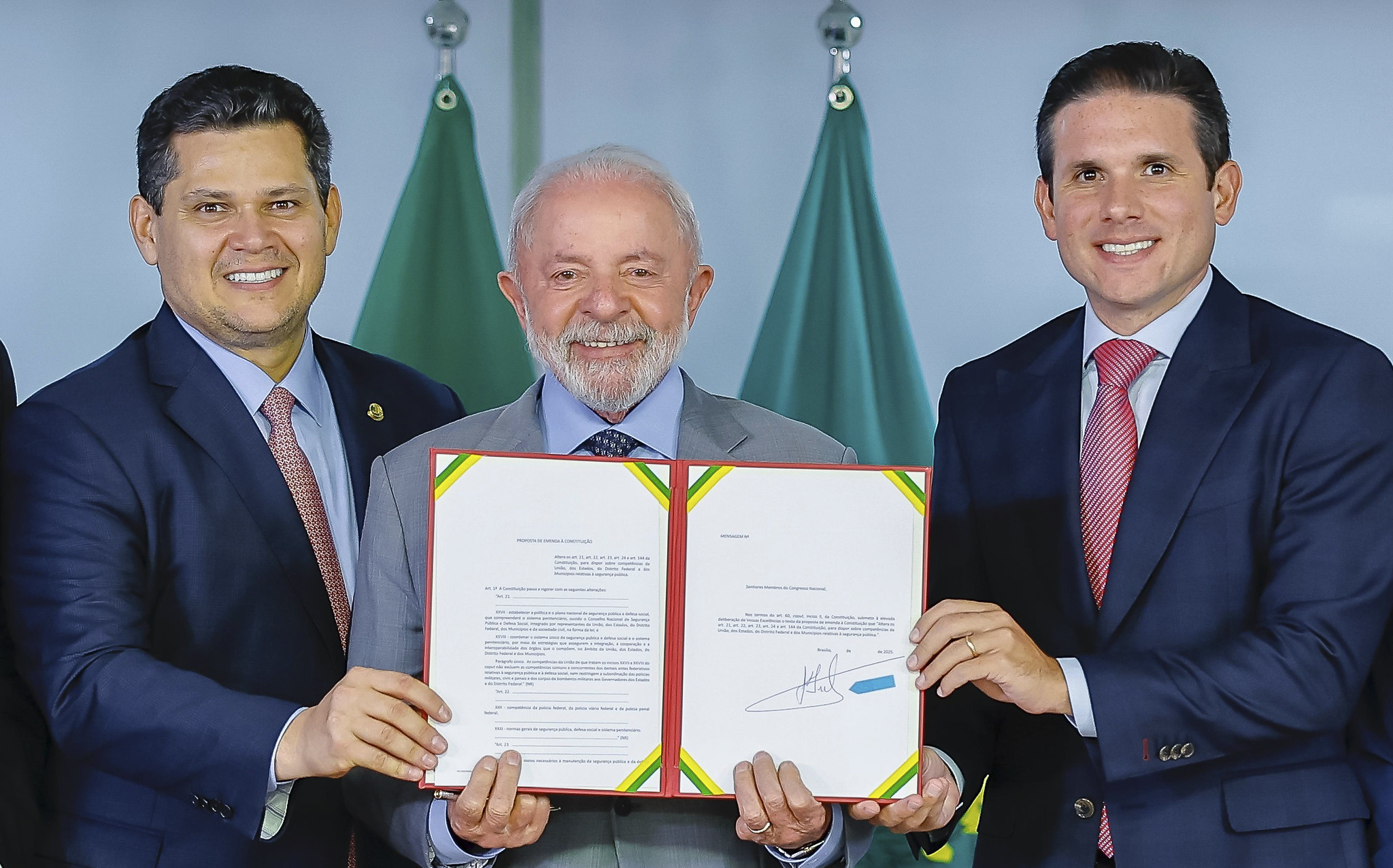 Motta e Alcolumbre garantiram a Lula prioridade para tramitação da PEC da Segurança, mas proposta deve enfrentar resistência da oposição.