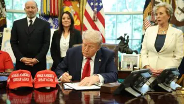 Trump assina decreto que prioriza a meritocracia e combate critérios ideológicos em universidades dos EUA