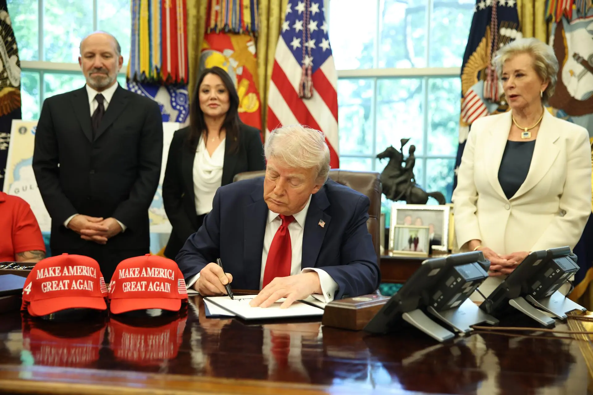 Trump assina decreto que prioriza a meritocracia e combate critérios ideológicos em universidades dos EUA