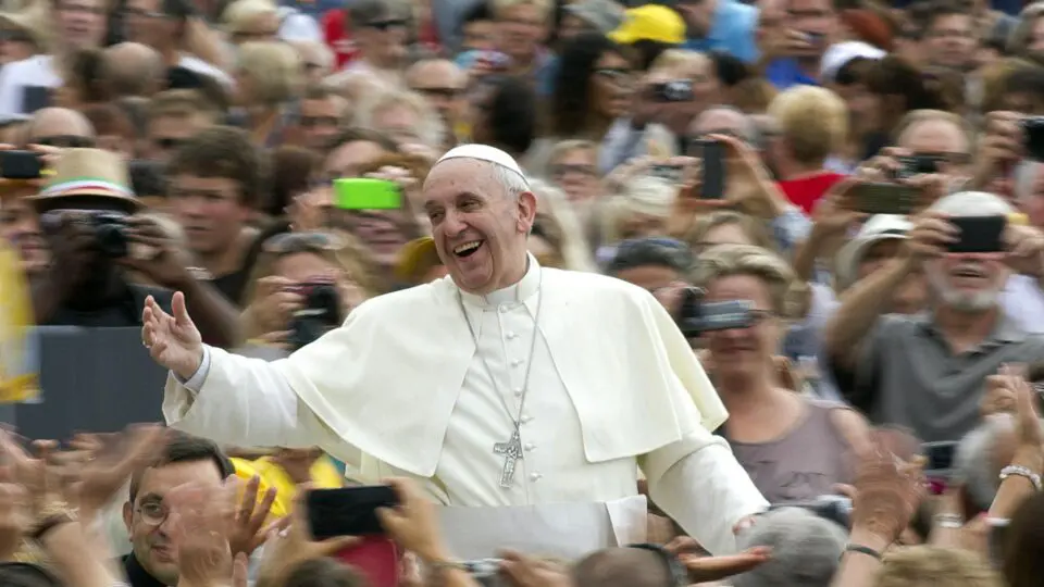 O Papa Francisco saúda a multidão durante audiência geral semanal na Praça de São Pedro, Cidade do Vaticano, 11 de setembro de 2013: ênfase na misericórdia e na piedade popular