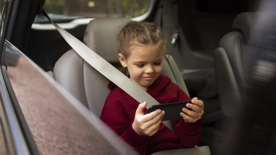 Filhos no banco do carro