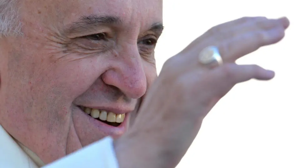 Foto de arquivo tirada em 12/04/2013 do Papa Francisco abençoando os fiéis durante audiência geral na Praça de São Pedro, na Cidade do Vaticano.