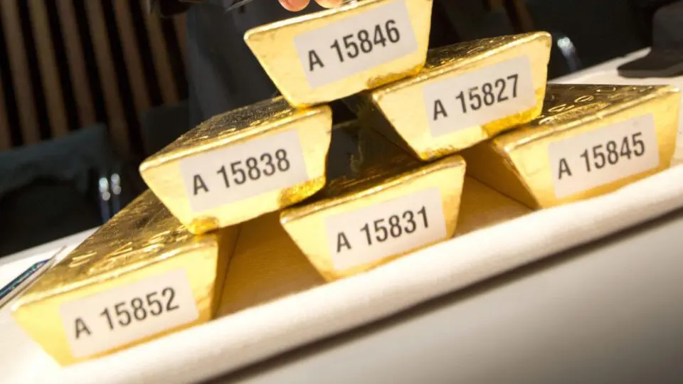 Barras de ouro empilhadas, com números na base.