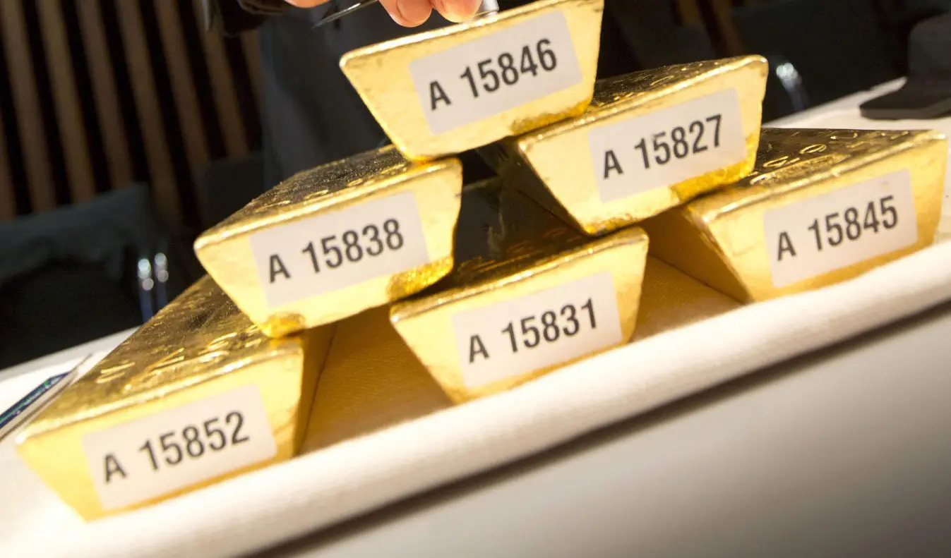 Barras de ouro empilhadas, com números na base.