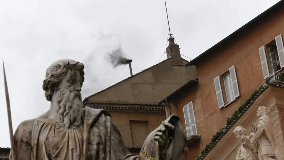 Conclave - fumaça preta e branca - novo papa