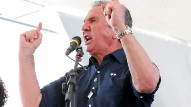 PRD expulsa Fernando Collor após prisão