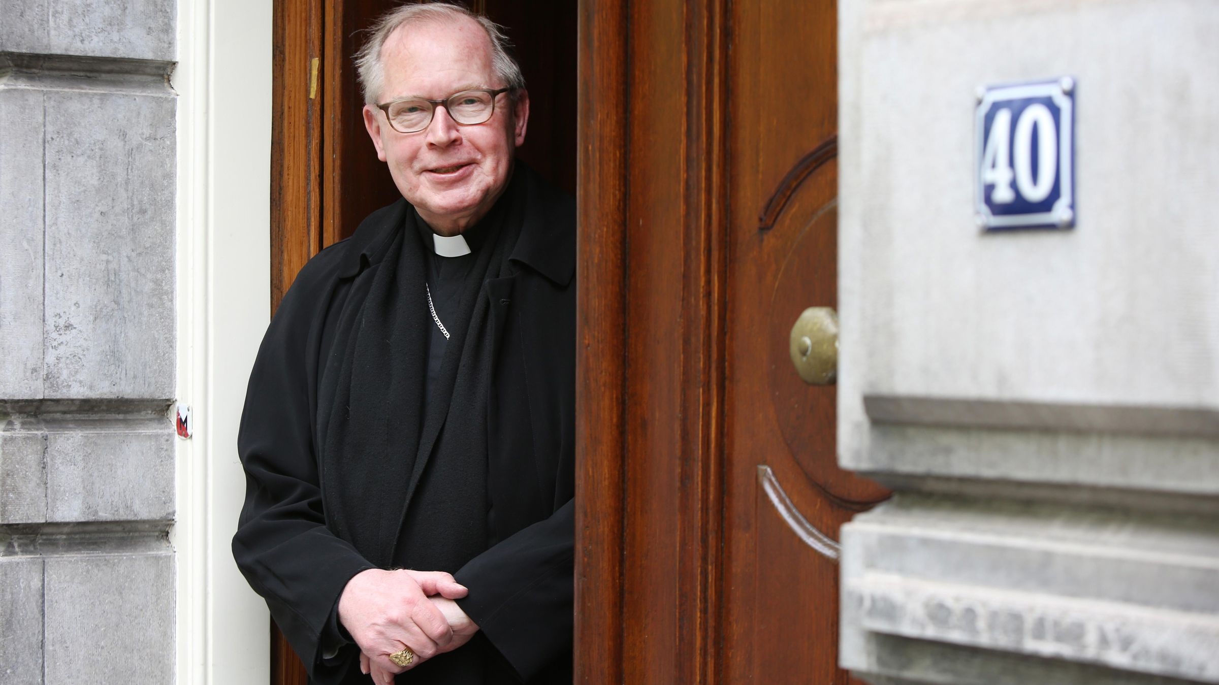 O cardeal holandês Willem Eijk deixa o palácio arquidiocesano de Utrecht para participar dos funerais do papa Francisco e do conclave, em Roma.