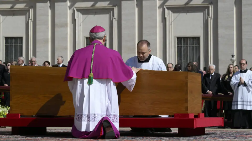 Vista do caixão do Papa Francisco durante seu funeral na Praça de São Pedro neste sábado.
