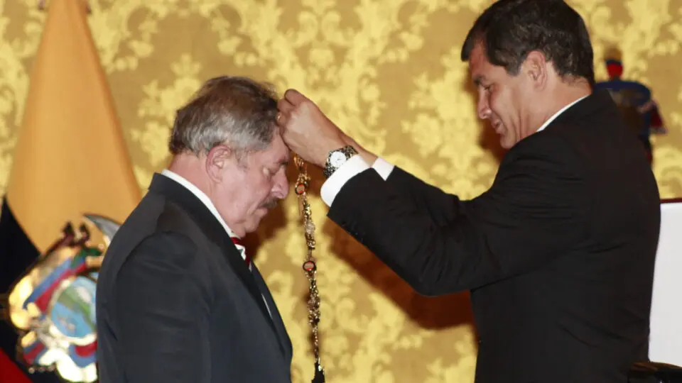 O presidente Luiz Inácio Lula da Silva recebe a condecoração de São Lázaro no grau Grande Colar das mãos do presidente equatoriano, Rafael Correa, em Quito (Equador), em 6 de junho de 2013.