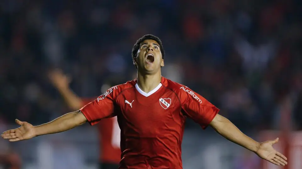 Cecilio Domínguez, do Independiente, comemora após marcar um gol contra Águilas Doradas, da Colômbia, no estádio Libertadores da América, em Buenos Aires, Argentina: camisa vermelha do time argentino foi usada pelo Brasil no Campeonato Sul-Americano de 1937